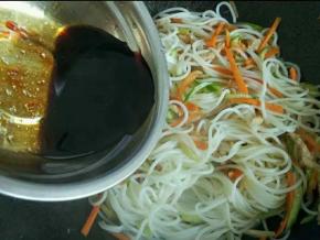 倒入调好的酱汁