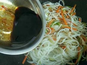 倒入调好的酱汁