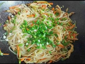 翻炒均匀，放入葱花