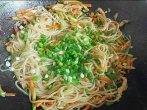 翻炒均匀，放入葱花