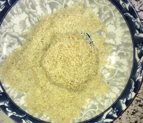 挖一点燕麦糊，稍微团一下，放入芝麻里面滚一圈，再拍扁，燕麦糊会很黏手，但是粘一层芝麻就不粘手了