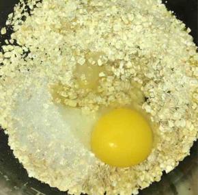 加入鸡蛋搅拌均匀