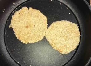 不粘锅放点油，放入燕麦饼，小火煎至两面金黄即可（饼子不要太厚，厚了不容易煎熟）。