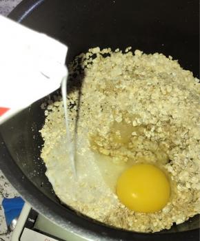 加入适量牛奶拌匀