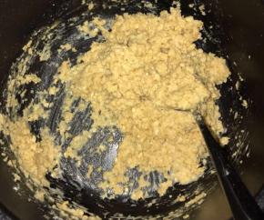 拌匀，面粉无需太多，能团成软软的团就可以了。