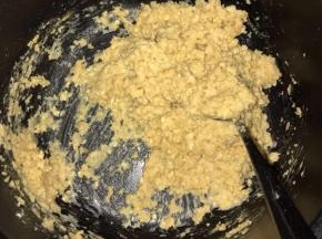 拌匀，面粉无需太多，能团成软软的团就可以了。