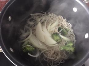 再将面条放入开水锅中煮