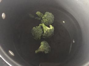 西兰花加少许盐放入开水锅里焯熟