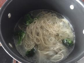 加入面条过一下