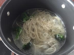 加入面条过一下