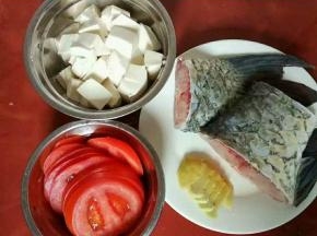 鱼尾分成两段，豆腐切小块，番茄和姜切片