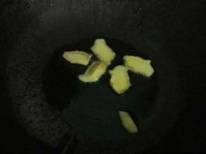 热锅下油，放入姜片涂一下锅