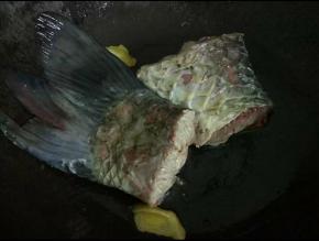 放入鱼尾煎到两面金黄装碟备用