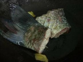 放入鱼尾煎到两面金黄装碟备用