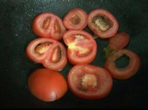 洗干净锅，接着放油，倒入番茄也两面煎一下