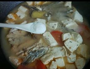 小火炖煮半小时，加入1匙盐调味