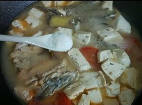 小火炖煮半小时，加入1匙盐调味