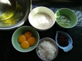 材料准备好，鸡蛋分离，蔓越莓切碎，水和蜂蜜混合均匀，高筋面粉过筛