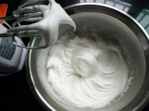 蛋白里分3次加入加细砂糖进行打发，直到硬性发泡