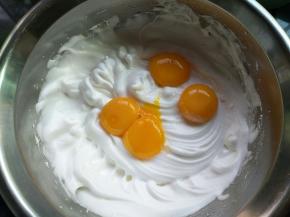 把蛋黄加入蛋白霜里