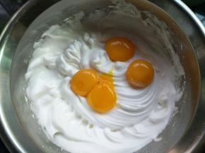 把蛋黄加入蛋白霜里