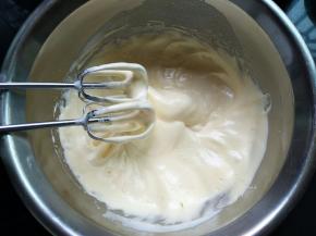 电动打蛋器低速打发，1分钟即可；用刮刀把边缘的刮下来，再低速转几下