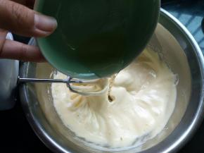 加入蜂蜜水，低速打匀