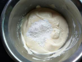 加入高筋面粉，低速搅打均匀