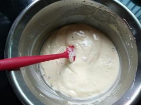 混合均匀，此时预热烤箱135℃