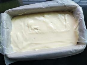 模具垫油纸，把蛋糕湖倒入模具里，轻震几下