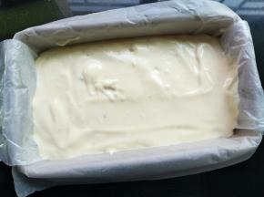 模具垫油纸，把蛋糕湖倒入模具里，轻震几下