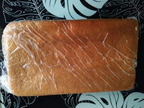 出炉趁热撕去油纸，用保鲜膜裹紧，室温放凉然后放冰箱冷藏一夜