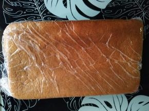 出炉趁热撕去油纸，用保鲜膜裹紧，室温放凉然后放冰箱冷藏一夜