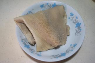 取一块白汤卤熟的牛肚
