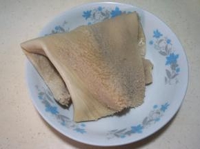 取一块白汤卤熟的牛肚
