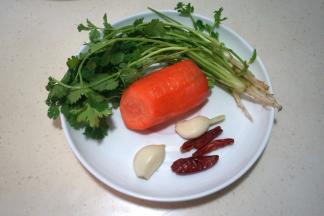 香菜洗净，香菜根的食疗效果不错，刮掉外皮剩下根芯可以吃；胡萝卜一小段，两瓣大蒜，喜欢辣的来几个干红辣椒炸辣油