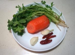 香菜洗净，香菜根的食疗效果不错，刮掉外皮剩下根芯可以吃；胡萝卜一小段，两瓣大蒜，喜欢辣的来几个干红辣椒炸辣油