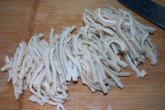 牛肚先切长条，再切细丝，看另一面的纹路，将纹路切断才不会塞牙