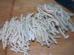 牛肚先切长条，再切细丝，看另一面的纹路，将纹路切断才不会塞牙