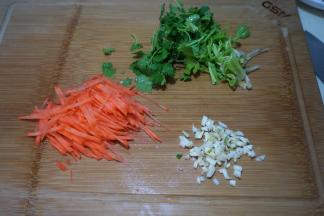 香菜切寸段，胡萝卜切细丝，大蒜剁末