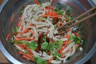 倒在肚丝菜丝中，加点盐拌匀即可食用