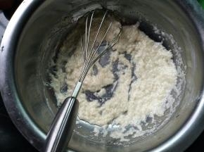 加入低筋面粉；搅拌均匀