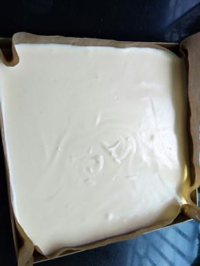 把混合好的蛋糕湖倒入烤盘，烤盘垫油布或者油纸