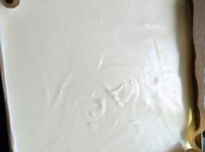 把混合好的蛋糕湖倒入烤盘，烤盘垫油布或者油纸