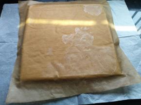 出炉凉几分钟，上面盖油纸，倒扣，撕去油布