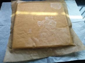 出炉凉几分钟，上面盖油纸，倒扣，撕去油布