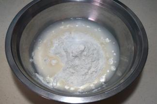 面粉入盆中，逐量加入凉水