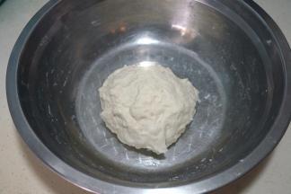 和成柔软的面团，盖盖子饧15分钟后，再重新揉一遍，面团更柔软、滋润