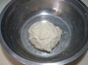 和成柔软的面团，盖盖子饧15分钟后，再重新揉一遍，面团更柔软、滋润