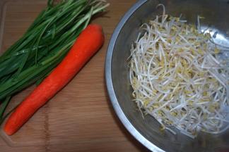 饧面的时候来处理一下馅料：韭菜择洗干净，胡萝卜刮掉外皮，绿豆芽挑去不好的，洗净沥干水